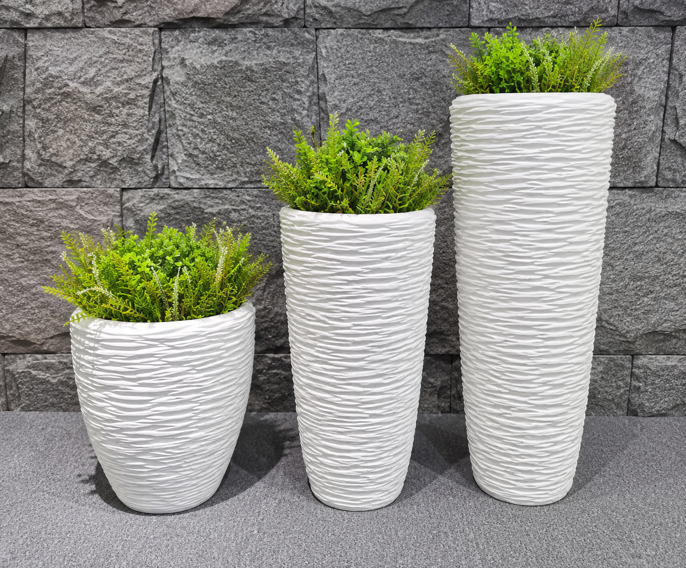 WHITE VASE MEDIUM